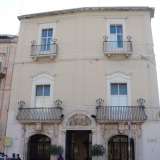 ...si erge un grande edificio barocco a tre piani dai colori bianco e rosa e con le ringhiere dei balconi in ferro battuto. Ed � proprio al suo interno che si trova la nostra chiesa